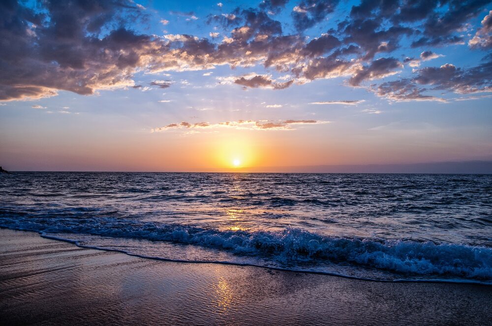 beach-during-sunset-635279.jpg